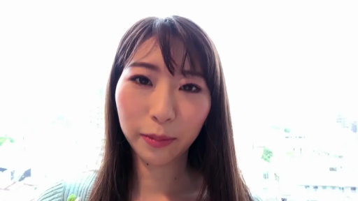 室内 · 脸部特写 · 平静 · 注视镜头 · 正面 · 绿色针织衫