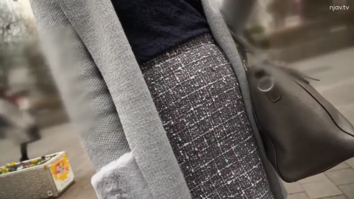 户外街道 · 街拍 · 站立行走 · 步行 · 黑色皮包 · 花呢短裙 · 腰部及裙装局部特写