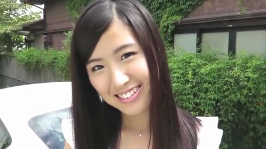 微笑 · 面部特写 · 白色上衣 · 户外 · 注视镜头 · 正面站立