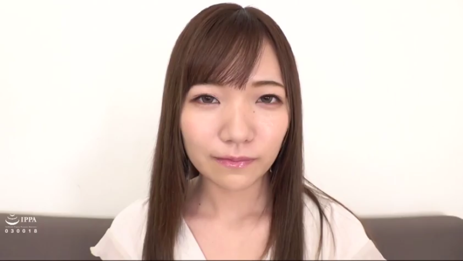 室内 · 座り姿勢 · 顔部のクローズアップ · 白色V领上衣