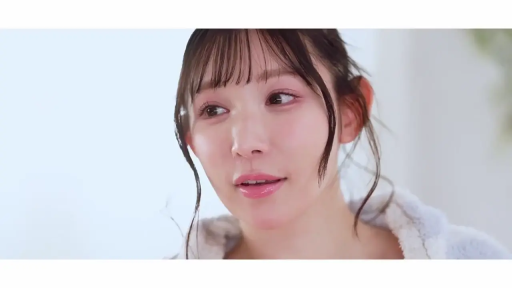 Indoor · Close-up of the face · Gaze · Sweet smile · 侧头 · 蓝色绒毛睡衣 · 柔美风格