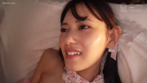 Bedroom · pillow · 面部特写 · Gaze · 躺姿 · 喜悦 · 女性特写 · 白色蕾丝领