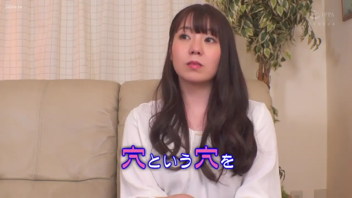 座り姿勢 · 中景 · ソファ · 自然 · リビング · 白色衬衫 · 访谈 · 日文字幕