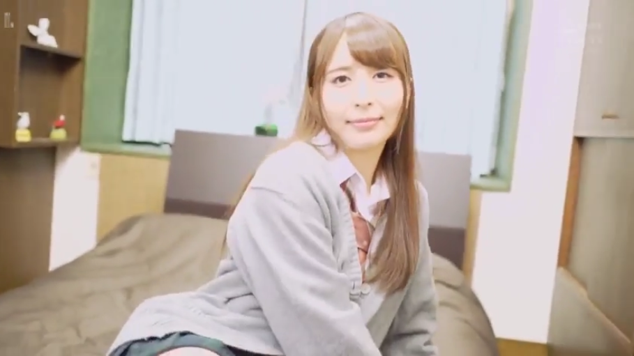 坐姿 · 卧室 · 微笑 · 床 · 半身 · 注视 · JK制服 · 日系