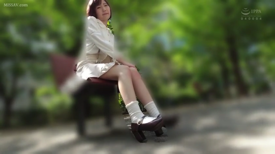 坐姿 · 自然 · 公园 · 白色连衣裙 · 坐着 · 长椅 · 美腿