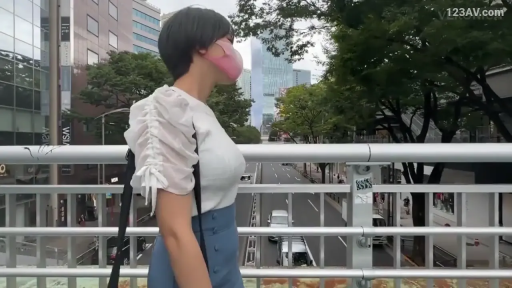 蓝色紧身裤 · 户外天桥